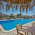 Oasis Apartmanhotel Mikrí Vígla